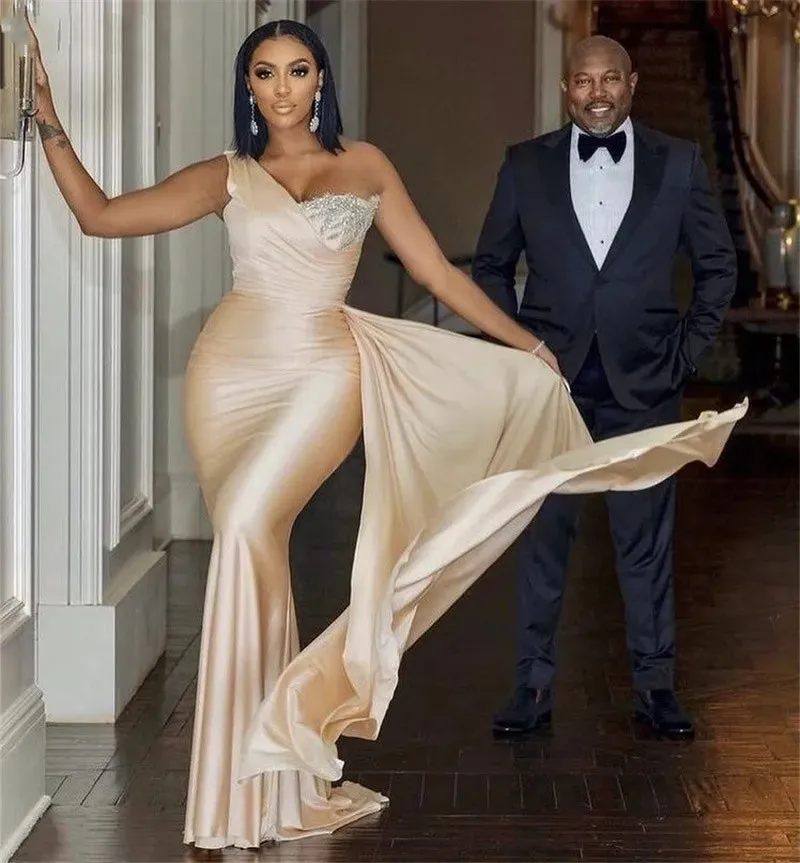 Bridesmaid Dresses One Shoulder Light Champagne Mermaid For Weddings Plus Size Long Crystal Beads Formal Maid of Honor Gowns Wedding Guest Wear
